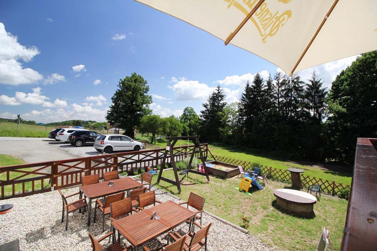 Penzion A Restaurace Hostinec Na Letne เชสกี้ครุมลอฟ ภายนอก รูปภาพ
